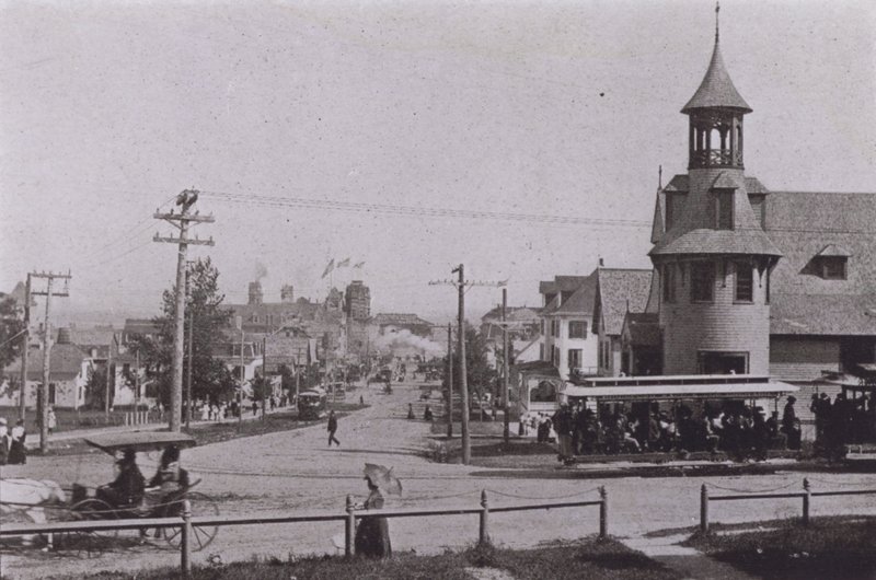 Old Orchard Beach, Maine: Old Orchard med utsikt mot stranden (s/v foto) av American Photographer (after)