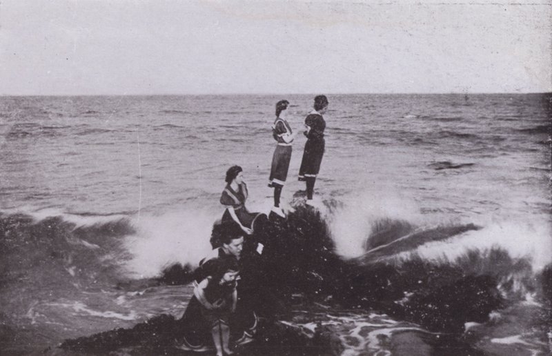 Old Orchard Beach, Maine: Surf på Googins Rocks (s/v foto) av American Photographer (after)