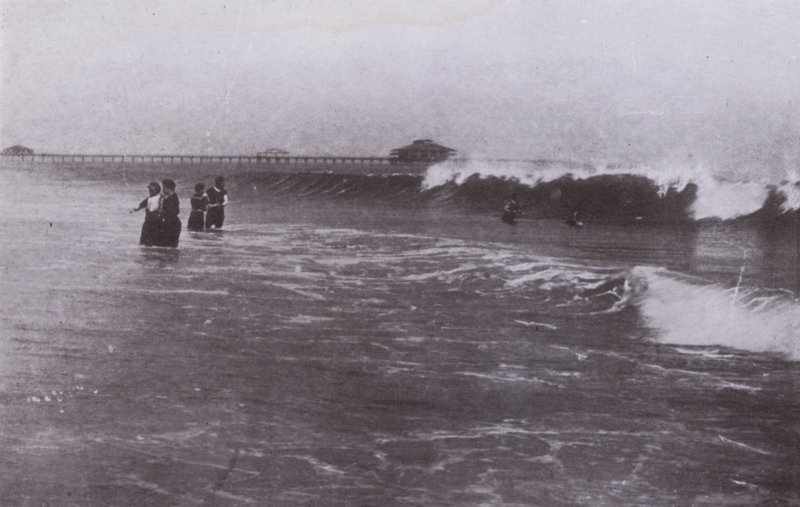 Old Orchard Beach, Maine: The surf (s/v foto) av American Photographer (after)