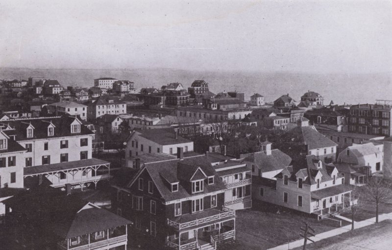 Old Orchard Beach, Maine: Byn ser österut från Old Orchard House (s/v foto) av American Photographer (after)