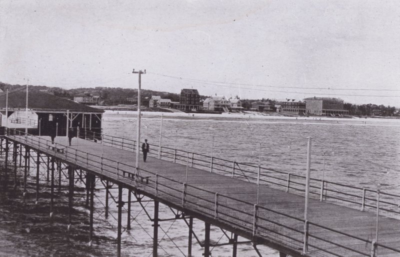 Old Orchard Beach, Maine: Utsikt från piren (svart/vitt foto) av American Photographer (after)