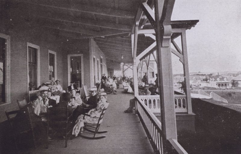 Old Orchard House, Maine: Piazza scen (s/v foto) av American Photographer (after)