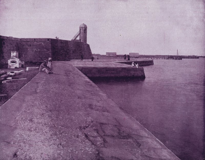 Gammalt fort och havsmur vid St Augustine, Florida (s/v foto) av American Photographer (after)