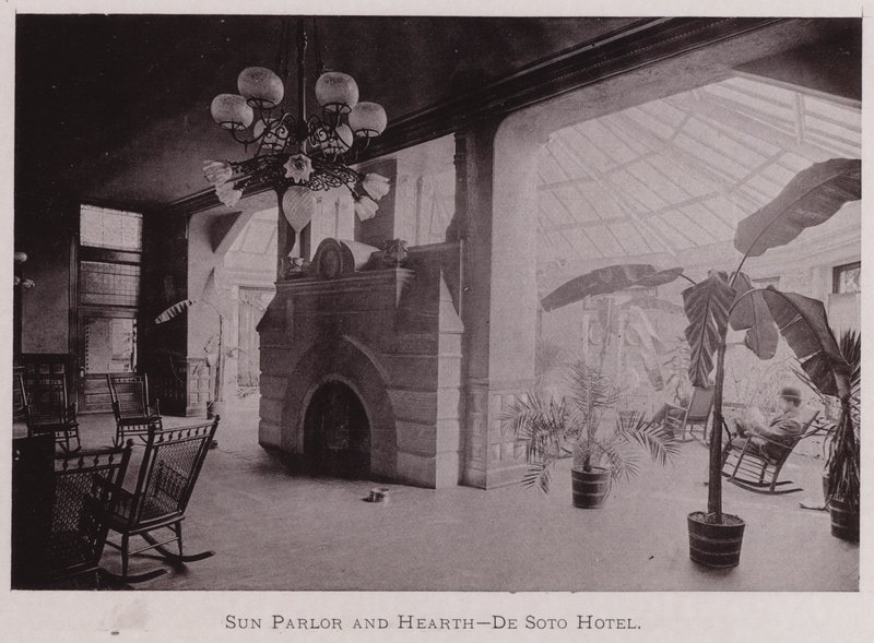 Sun Parlour and Hearth, De Soto Hotel (s/v foto) av American Photographer (after)