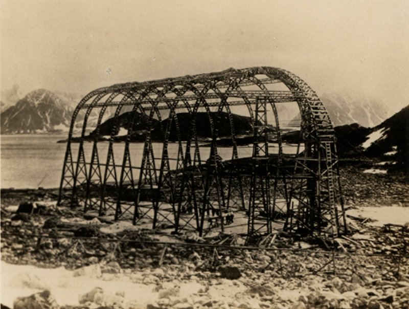 The America, ett icke-styvt luftskepp byggt av Mutin Godard i Frankrike för Walter Wellmans försök att nå Nordpolen med flyg. (s/v bild) av American Photographer (after)
