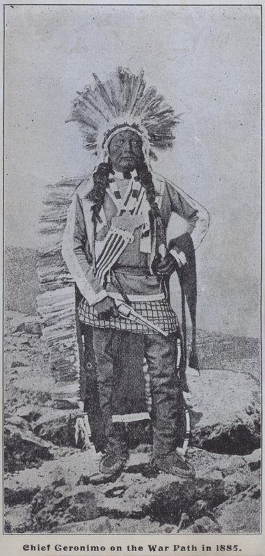 Apachehövdingen Geronimo på krigsstigen 1885 (s/v foto) av American Photographer (after)
