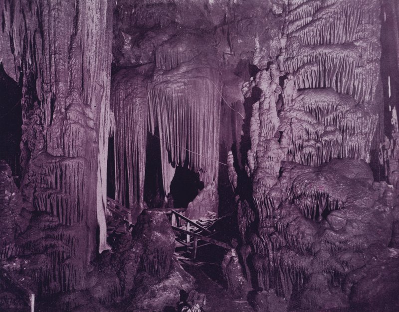 Saracens tält, Luray Caverns, Virginia (s/v foto) av American Photographer (after)