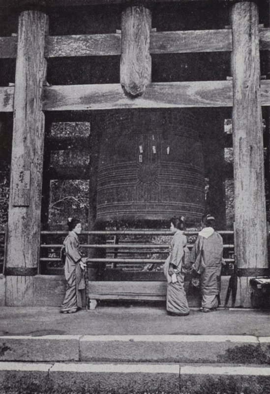 Den stora klockan i Chiou-Ju-templet (s/v foto) av American Photographer (after)