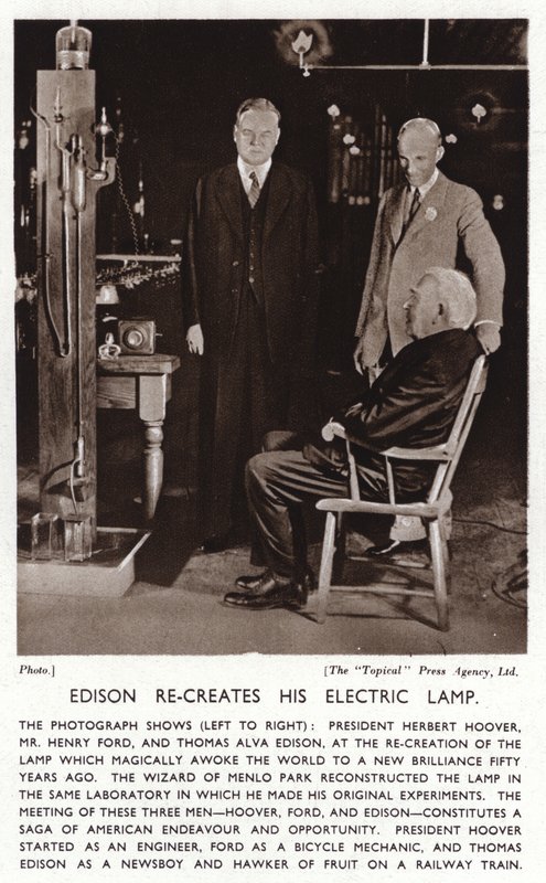 Thomas Edison återskapar sitt elektriska ljus för president Herbert Hoover och Henry Ford (s/v foto) av American Photographer (after)