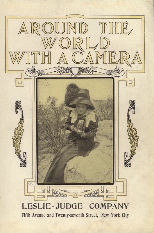 Titelsidesillustration för Around the World with a Camera (s/v foto) av American Photographer (after)