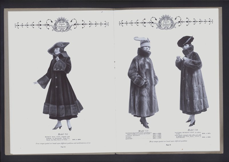 Tvåsidigt uppslag från The Theatre of Fur Fashion (s/v foto) av American Photographer (after)