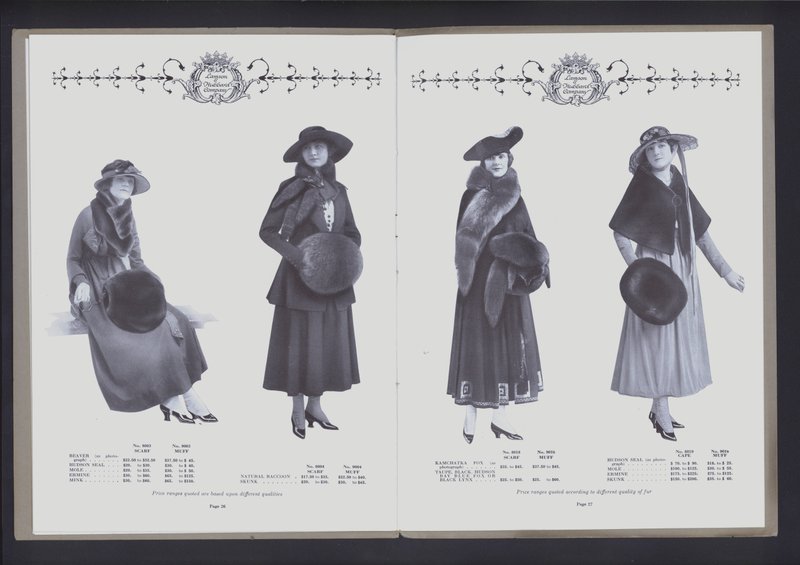 Tvåsidigt uppslag från The Theatre of Fur Fashion (s/v foto) av American Photographer (after)