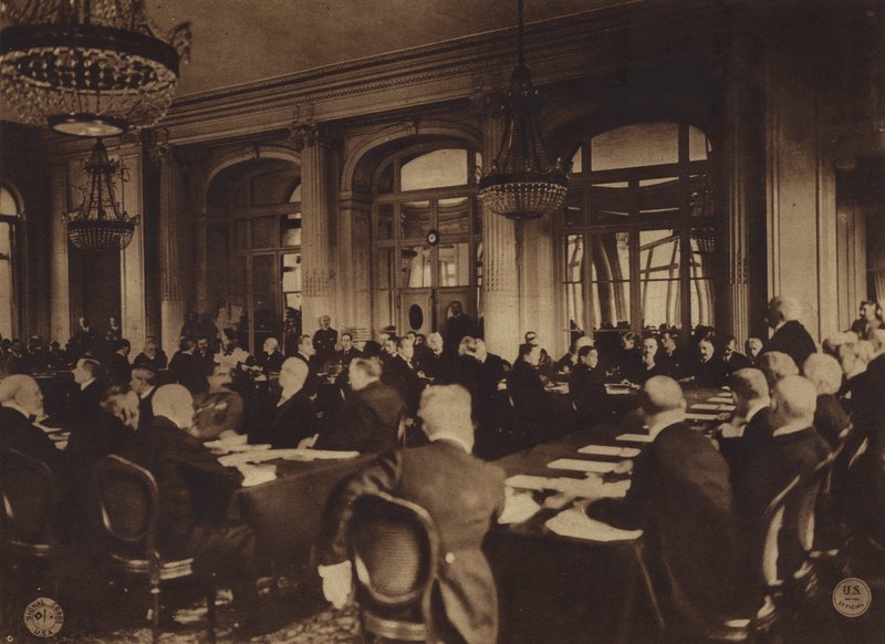 Amerika i första världskriget: Georges Clemenceau, Frankrikes premiärminister, överlämnar de allierades fredsvillkor till de tyska delegaterna på Trianon Palace Hotel i Versailles den 7 maj. av American Photographer