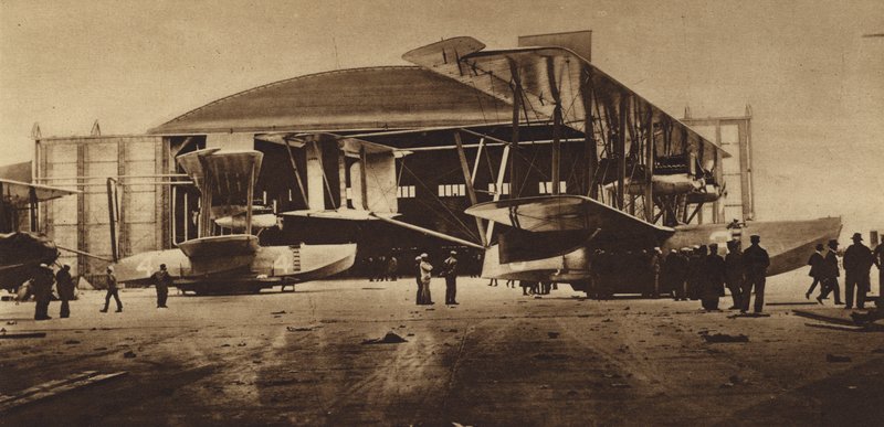 Amerika i första världskriget: NC-3 och NC-4 framför sin hangar, redo för flygning över Atlanten (svartvitt foto) av American Photographer