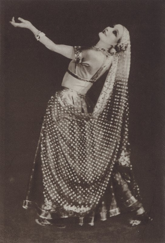Ann Pavlova som Rhada i "Oriental Impressions" (svartvitt foto) av American Photographer