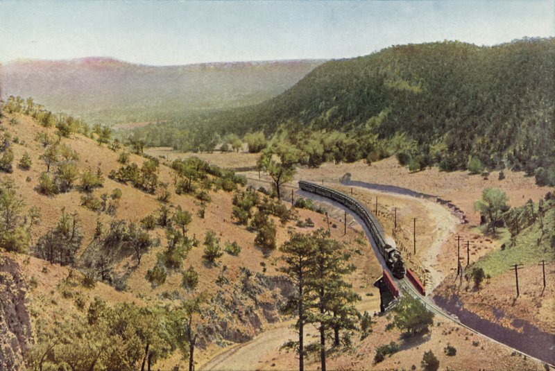 Apache Canyon, mellan Las Vegas och Lamy, New Mexico (färgad bild) av American Photographer
