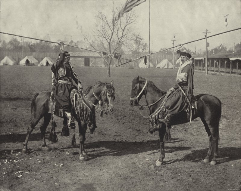 Arabiska Spearmen of the Wild East Show av American Photographer