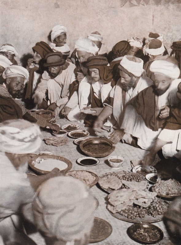 Arabiska bybor äter en måltid, Palestina (svartvitt foto) av American Photographer