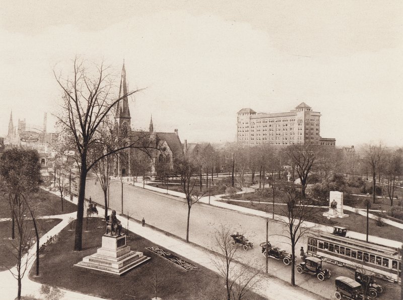 Fågelperspektiv över Grand Circus Park, som visar Woodward Avenue, Pingree Monument, Maybury Monument, Central M E Church och YMCA Building, Detroit, Michigan (svartvitt foto) av American Photographer