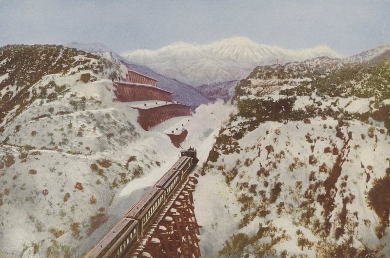 Cajon Pass, vid toppen av Coast Range, Kalifornien (färgfoto) av American Photographer