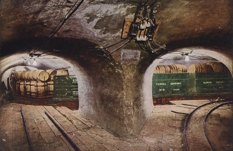 Chicago: Underjordisk tunnel vid gatukorsning, med lastade godsvagnar (färgfoto) av American Photographer