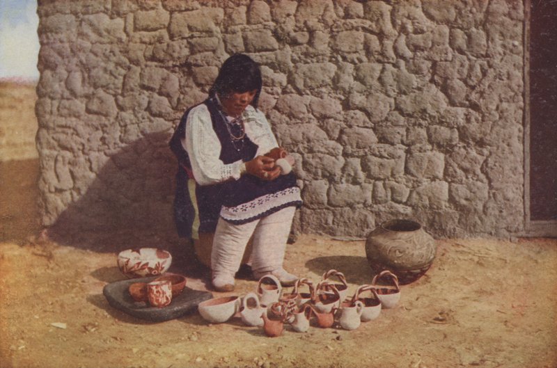Dekorering av keramik, Pueblo of Isleta, New Mexico (färgfoto) av American Photographer