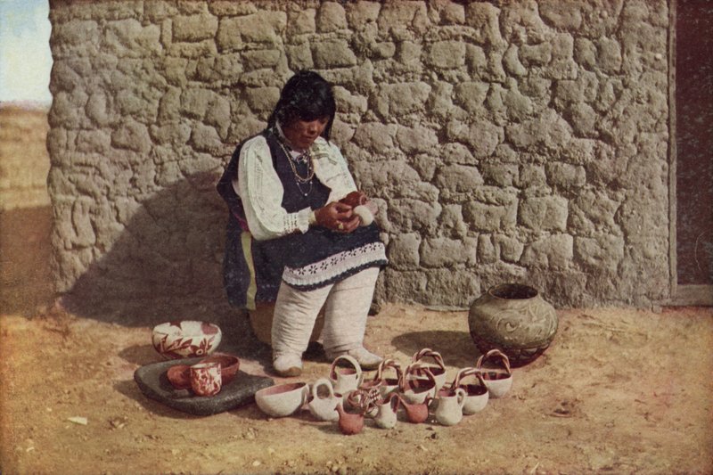 Dekorera keramik, Pueblo of Isleta, New Mexico (färgad bild) av American Photographer
