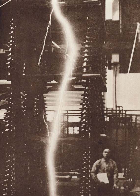 Urladdning av konstgjord blixt från en generator på fem miljoner volt (svartvitt foto) av American Photographer