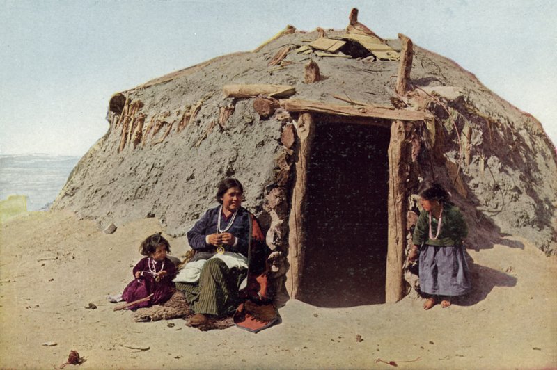 Elle of Ganado, Indian Building, Albuquerque, den mest kända vävaren bland Navajos (färgad bild) av American Photographer