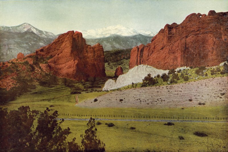 Gateway, Garden of the Gods, Colorado, Pikes Peak in the Distance (färgad bild) av American Photographer