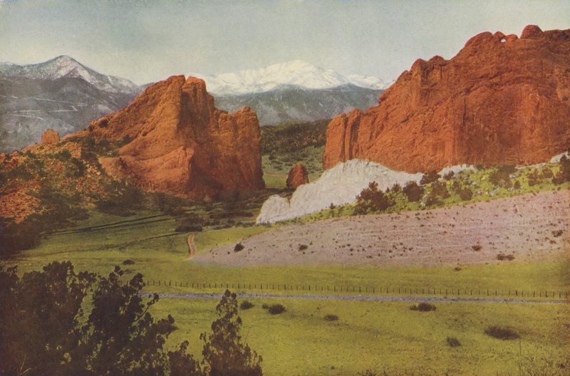 Gateway, Garden of the Gods, Colorado, Pikes Peak i fjärran (färgfoto) av American Photographer