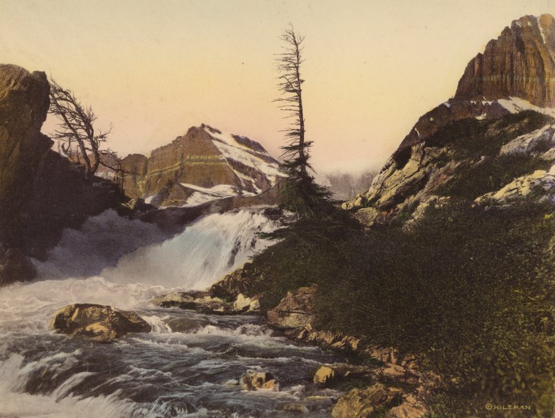 Glacier National Park: McDermott Falls och Gould Mountain (färglagd bild) av American Photographer