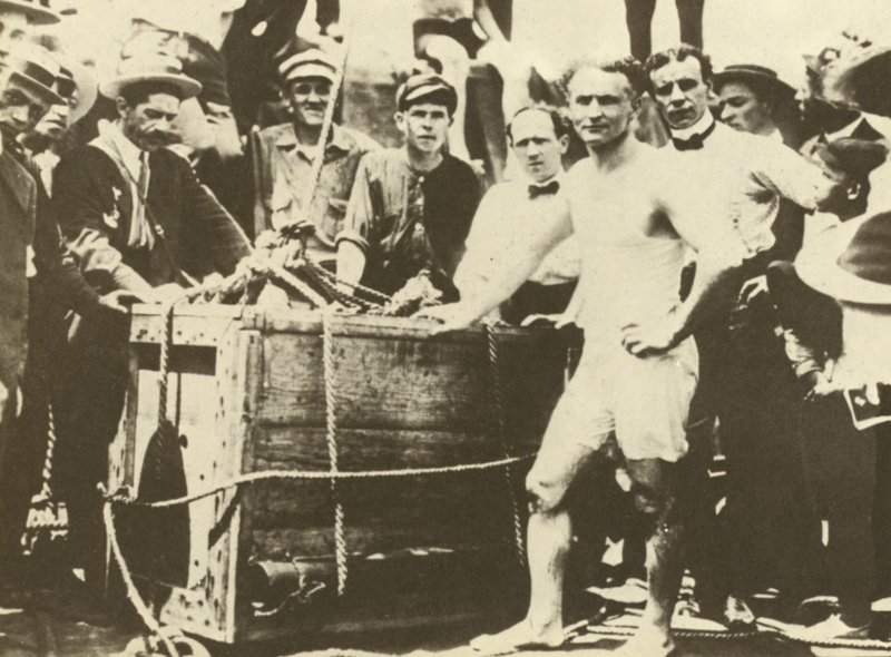 Harry Houdini sänks ned i den istäckta Detroitfloden 1907 (svartvitt foto) av American Photographer