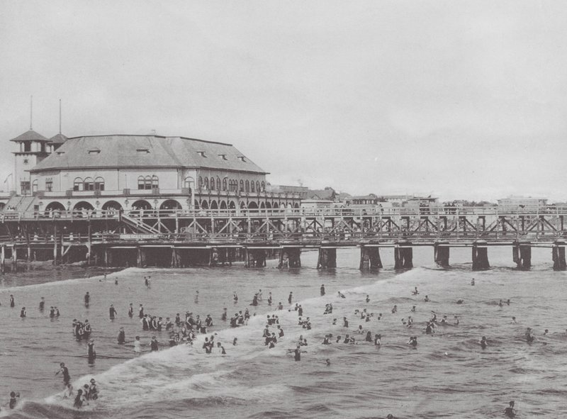 Long Beach, Kalifornien: Municipal Auditorium och badscen (svartvitt foto) av American Photographer