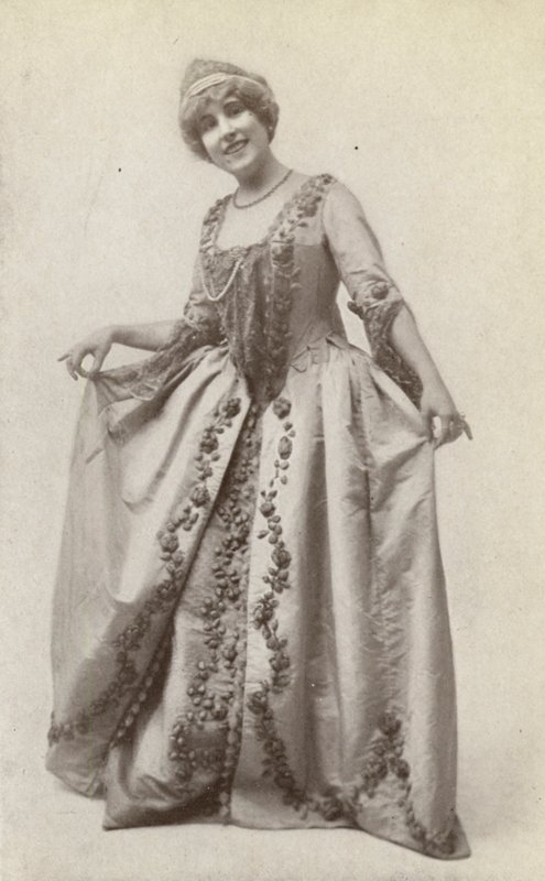 Lucrezia Bori, som "Manon Lescaut" (svartvitt foto) av American Photographer