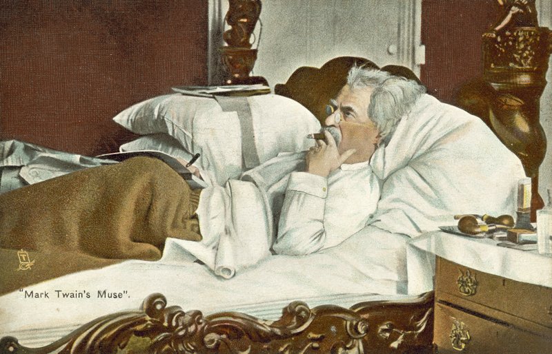Mark Twain, liggande i sängen, röker cigarr (färgfoto) av American Photographer