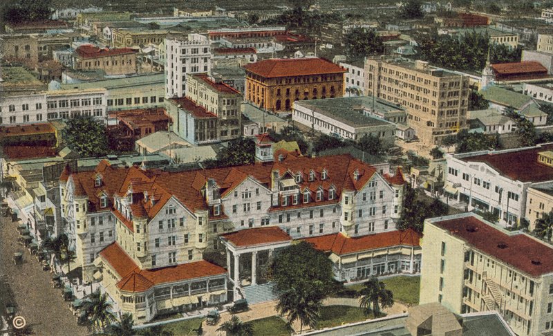 Miami, Florida, ca 1925: Fågelperspektiv, med Halcyon Hotel i förgrunden (färgfoto) av American Photographer
