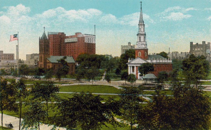 New Haven, Conn: Trinity Church, Taft Hotel och Center Church från andra sidan Green (färgfoto) av American Photographer