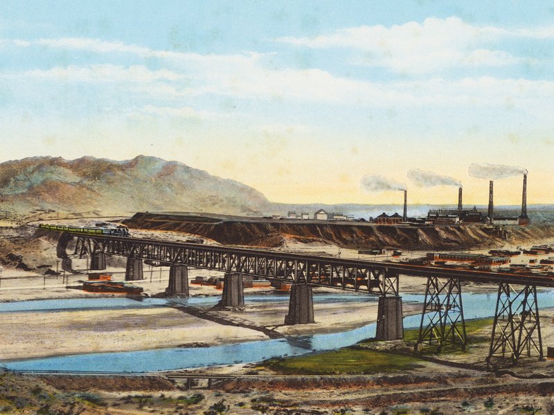Järnvägsbron över Rio Grande och det stora tullsmältverket i El Paso, Texas (färgfoto) av American Photographer
