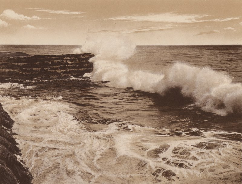 San Diego: Vågbrytare kastar sig över klipporna vid La Jolla, nära San Diego (svartvitt foto) av American Photographer
