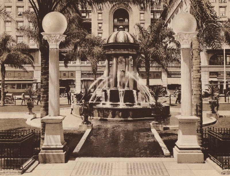 San Diego: Elektrisk fontän i Plaza Park, mot US Grant Hotel, skänkt till staden av Louis J Wilde (svartvitt foto) av American Photographer