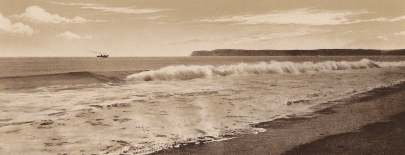 San Diego: Surf vid Coronado Beach, Point Loma i fjärran, San Diego (svartvitt foto) av American Photographer