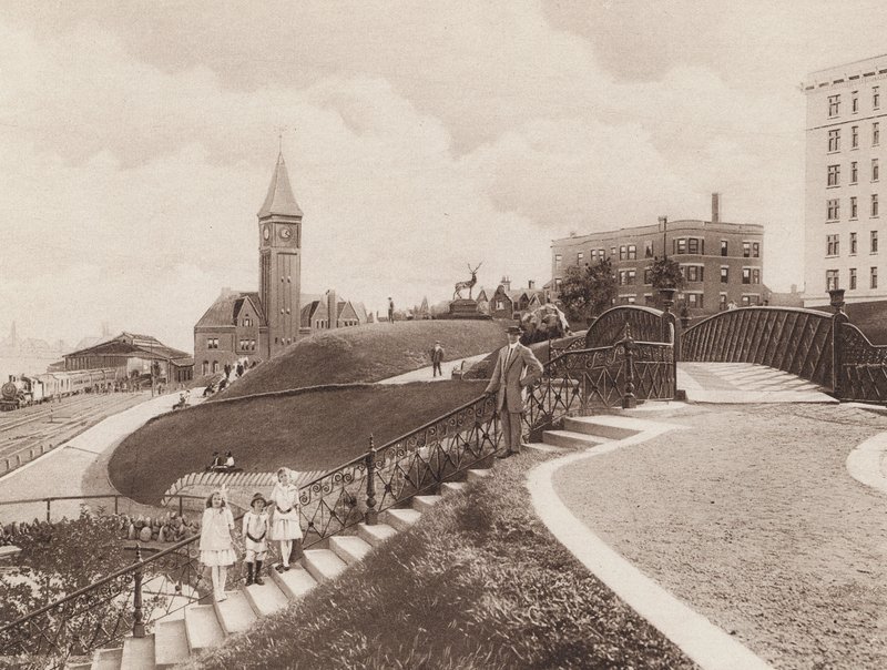 Scen Juneau Park, North Western Depot i fjärran, Milwaukee, Wisconsin (svartvitt foto) av American Photographer