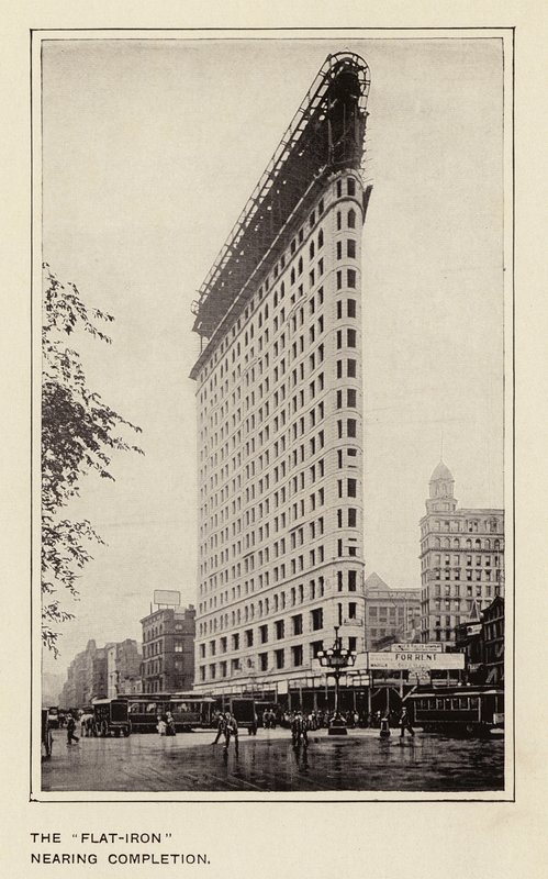 "Flat-Iron" nästan färdigbyggd (svartvitt foto) av American Photographer