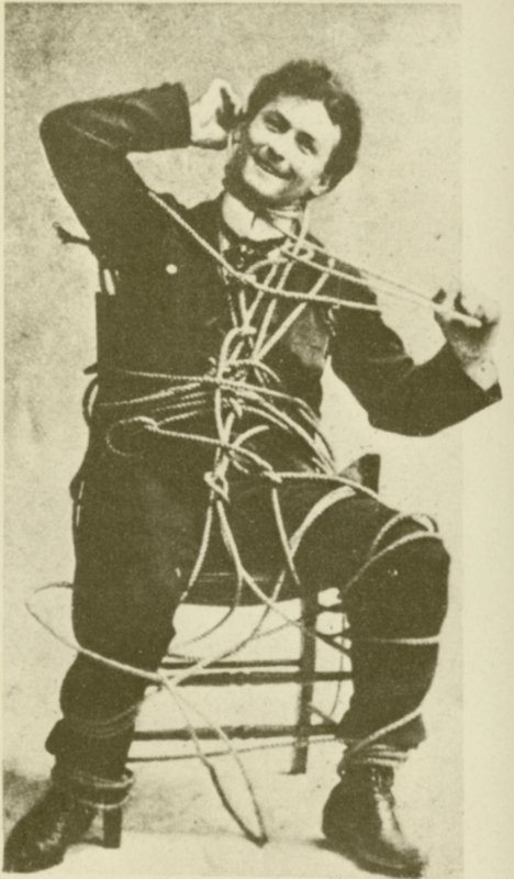 Den unge Harry Houdini gör ett trick med ett rep för att fly 1898 (svartvitt foto) av American Photographer