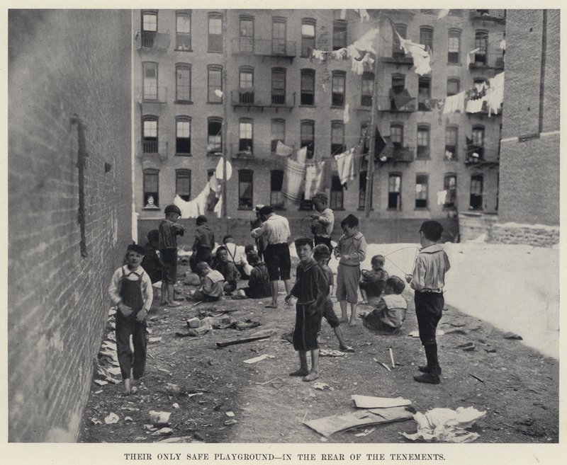 Deras enda säkra lekplats, på baksidan av hyreshusen (s/v foto) av American Photographer