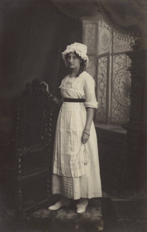Flicka i spetsmössa av Arthur C. Burgess