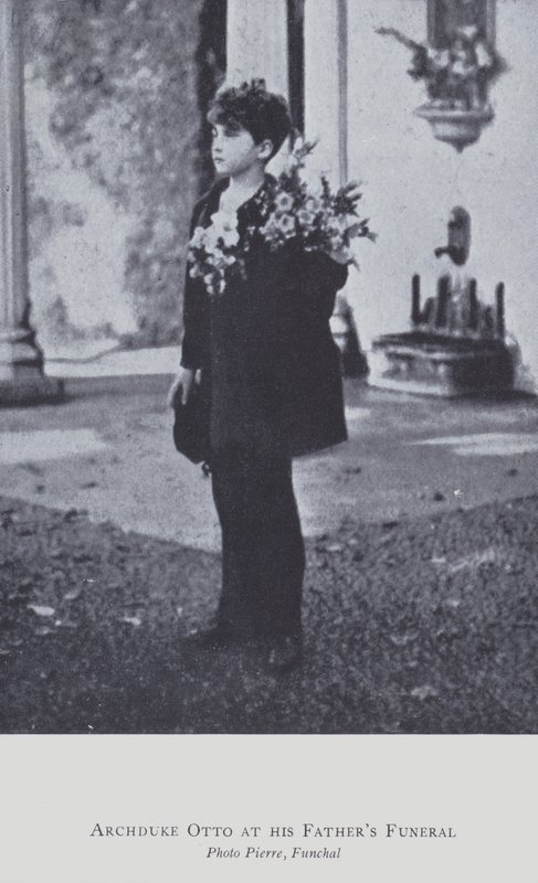 Ärkehertig Otto av Österrike vid sin fars begravning 1922 (s/v foto) av Austrian Photographer