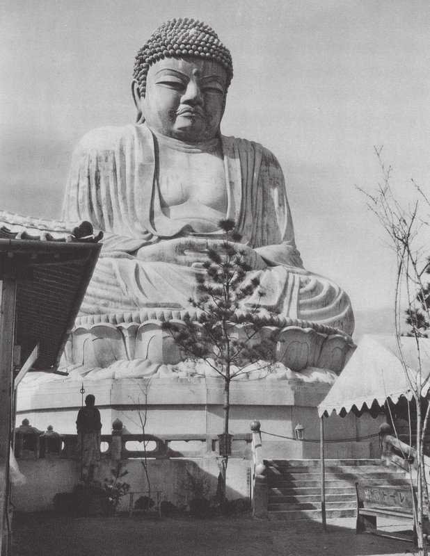 Japan: Buddhastatyn i Beppu (svartvitt foto) av Axel von Graefe