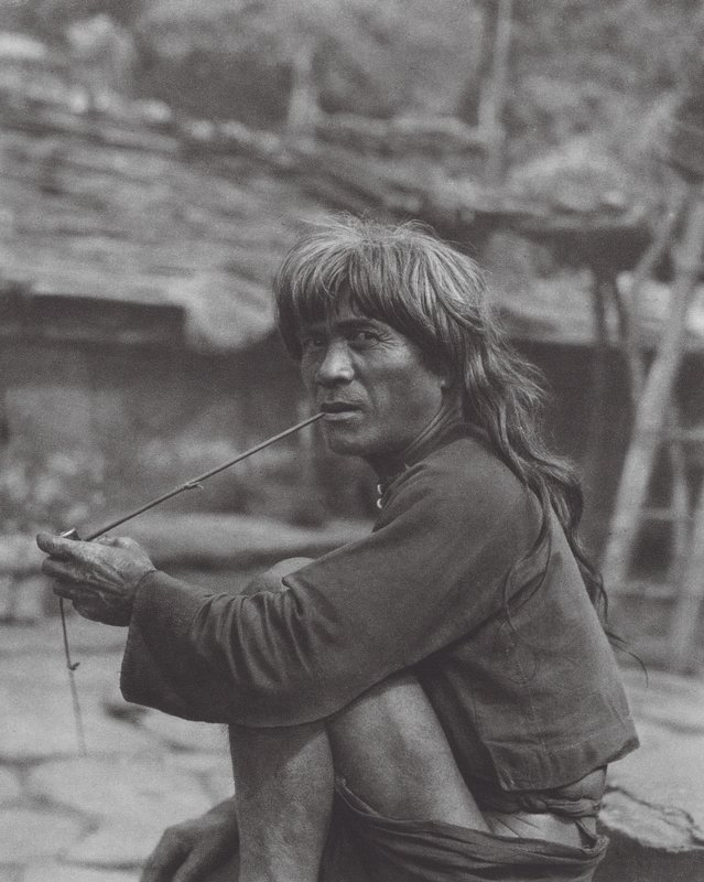Japan: Hövding för Paiwan-stammen i Raisha (svartvitt foto) av Axel von Graefe